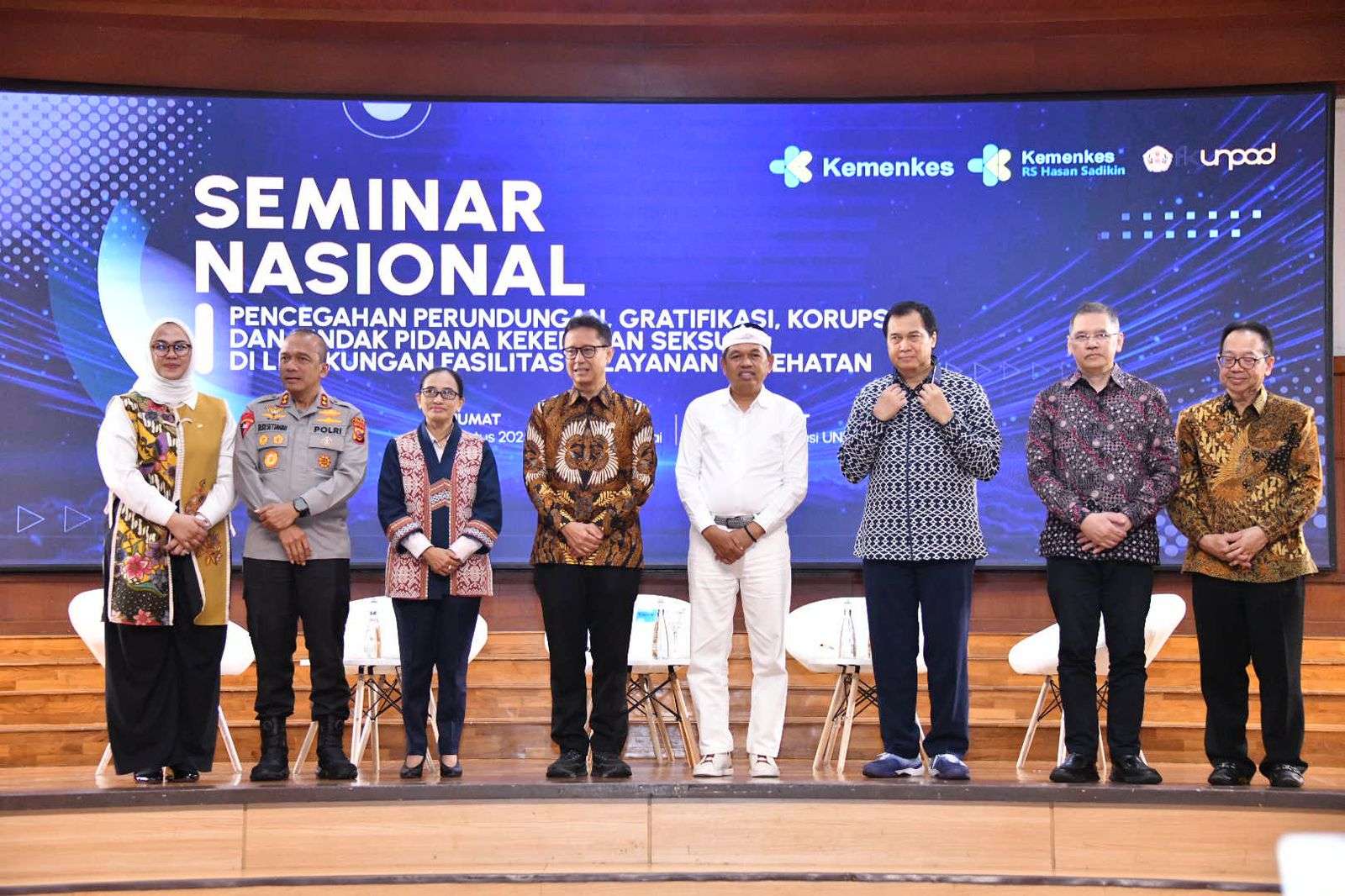 Keterangan foto: *Caption* Gubernur Jawa Barat Dedi Mulyadi menjadi Narasumber dalam Seminar Nasional &ldquo;Pencegahan Perundungan, Gratifikasi, Korupsi & Tindak Pidana Kekerasan Seksual di Lingkungan Fasilitas Pelayanan Kesehatan di Aula Graha Sanusi Hardjadinata Universitas Padjadjaran Jalan Dipatiukur, Kota Bandung, Jumat (22/8/2025) (RizalFs/Dokpim Jabar)