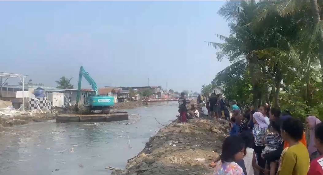 Normalisasi Kali Cikarang : Digrudug Warga Desa Sukamanah Akhirnya Cafe Break Foint Dibongkar