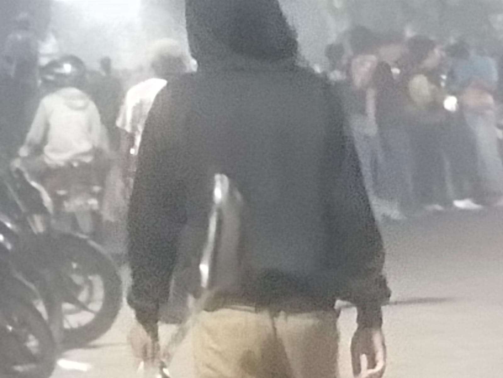 Surabaya Membara Driver Ojol Demo di Tengah Kota Bakar Pos Pantau Polisi