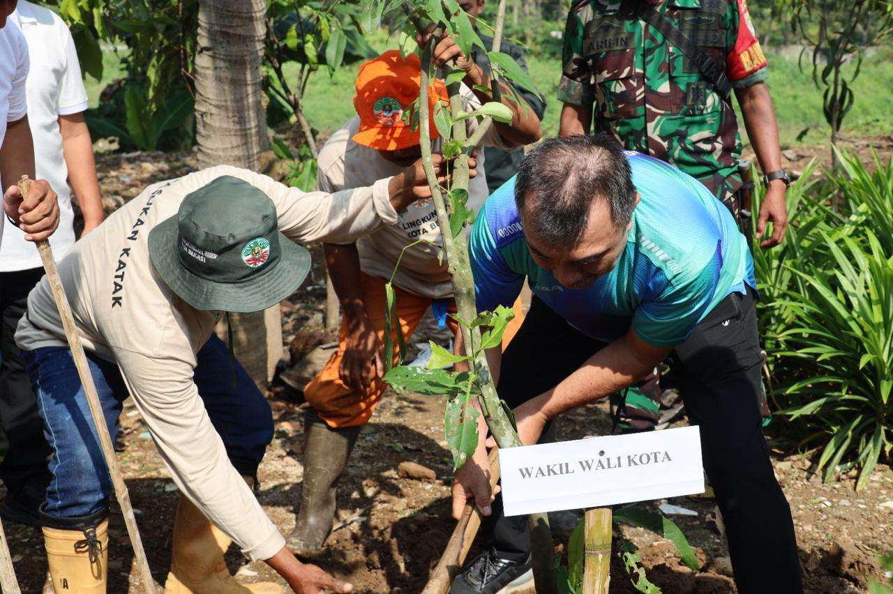 Harla Kejaksaan Ke 80, Wawali Harris Bobihoe  dan Kajari Tanam Pohon Bersama