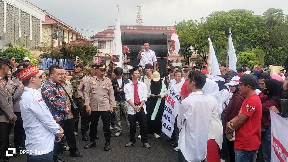 Dibalik Proyek Pasar Megah, Ada Jeritan Sunyi Pedagang Kecil.