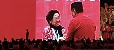 Air Mata Sang Ibu Megawati Soekarnoputri Ketum PDI Perjuangan Saat Kedatangan Sekjen Hasto Kristiyanto di Kongres