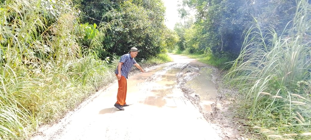 Masyarakat Mengeluhkan Akses Jalan Desa Rusak Parah, Kepala Desa Purun Timur Tekankan Masyarakat Tetap Optimis