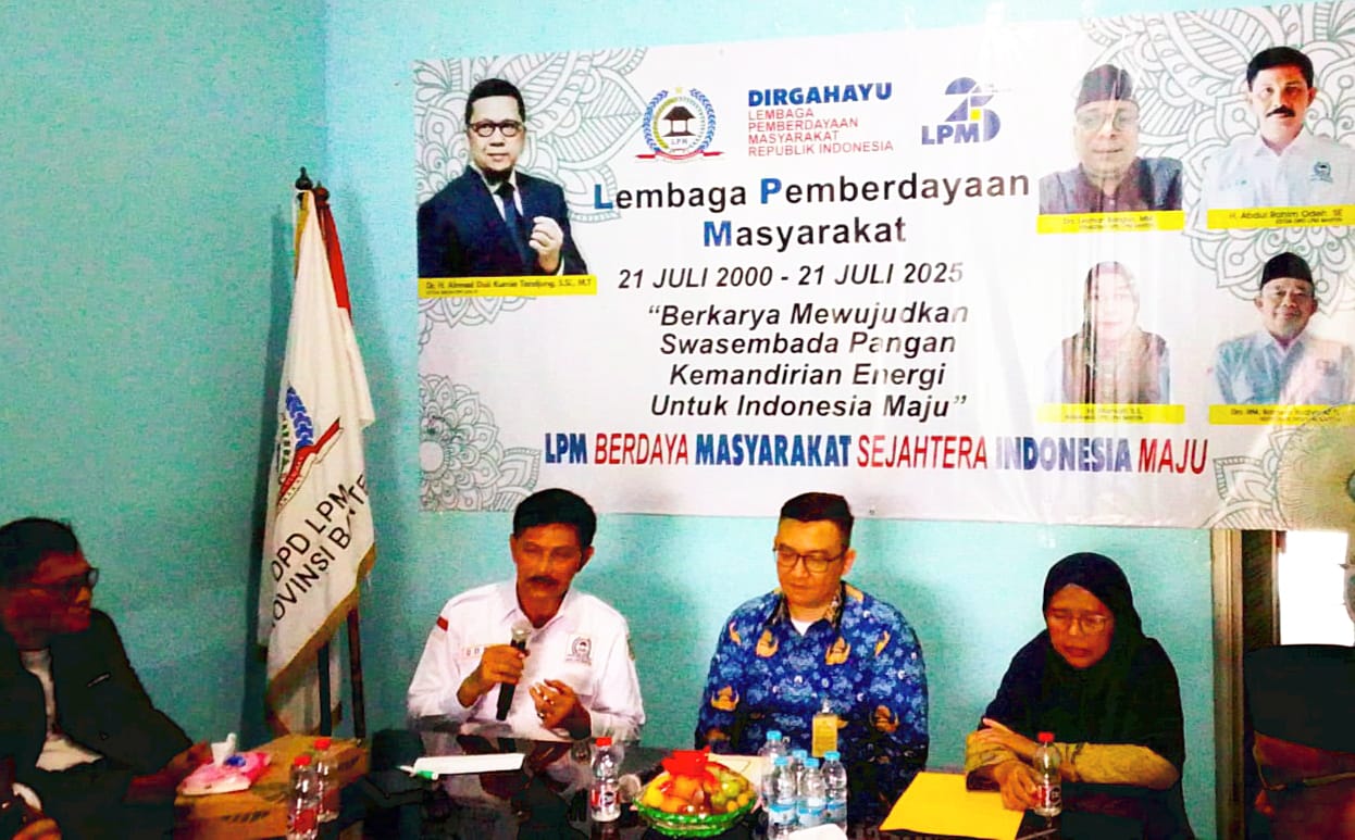 Puluhan pengurus Dewan Pimpinan Daerah Lembaga Pemberdayaan Masyarakat (DPD LPM) Provinsi Banten dan Kabupaten Kota se-Provinsi Banten memperingati Hari Ulang Tahun (HUT) LPM ke-25 dengan melakukan tasyakuran dilanjutkan dengan rapat kerja di sekretariat LPM Provinsi Banten di Jl Jenderal Sudirman, Kota Serang, Jumat siang (01/08).