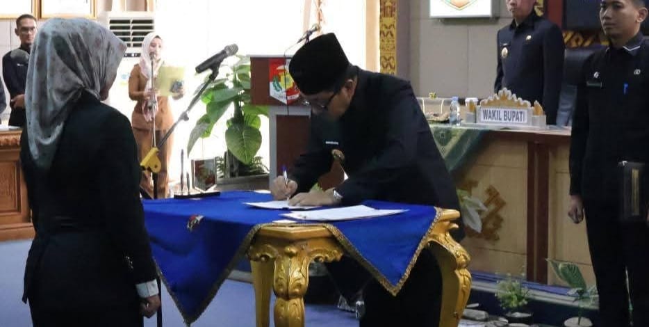 Bupati Lampung Utara Dr. Ir. Hamartoni Ahadis, M.Si., Lantik Pejabat Pimpinan Tinggi Pratama