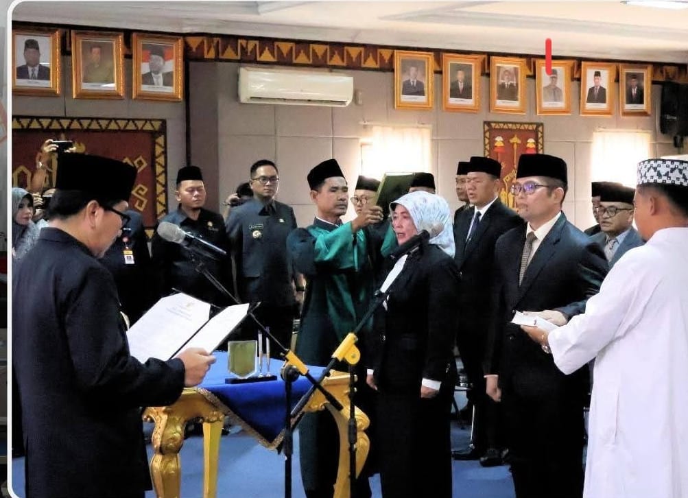 Keterangan foto: Bupati Lampung Utara, Dr. Ir. Hamartoni Ahadis, M.Si., melantik dan mengambil sumpah Pejabat Pimpinan Tinggi Pratama di lingkungan Pemerintah Kabupaten Lampung Utara dalam sebuah prosesi resmi yang berlangsung di Ruang Siger, Sekretariat Daerah Kabupaten pada Senin 04 Juli 2025.