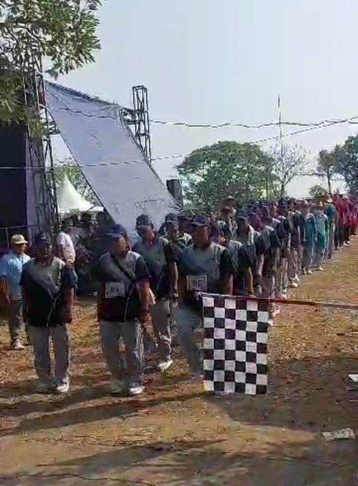 Keterangan foto: Linmas 7 Desa di Kecamatan Sukawangi Semarakan HUT RI ke-80&nbsp; dengan Mengikuti Lomba PBB, Desa Sukabudi Jadi Pemenang&nbsp;(ft.istimewa)