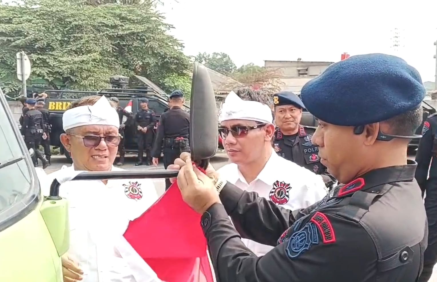 Tanamkan Nasionalisme Aliansi Ormas Bekasi, SMSI dan Brimob Bagikan Ribuan Bendera Merah Putih