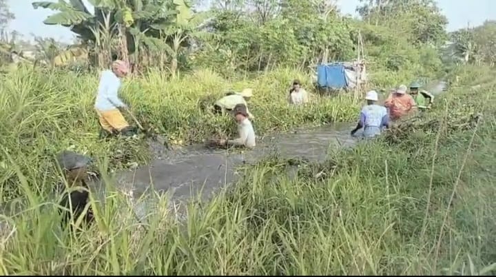 Irigasi Tersumbat Sampah Petani di Kecamatan Sukawangi Krisis Air Pertanian