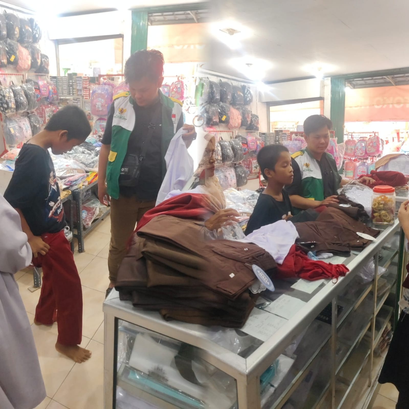 Baznas Berikan Bantuan Perlengkapan Sekolah Kepada Muhammad Khariul Pengamen Asal Sukamulya Bekasi 