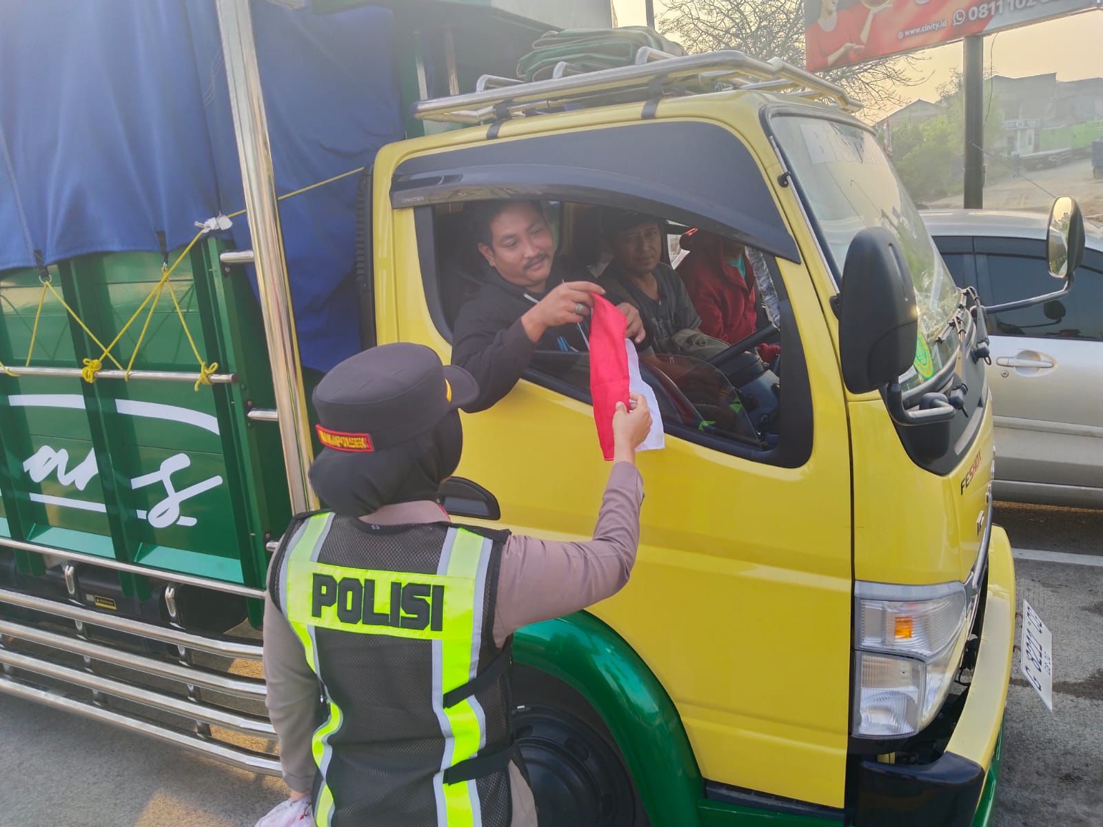 Kapolsek dan Wakapolsek Cikarang Barat Turun ke Jalan Rayakan Semangat Kemerdekaan