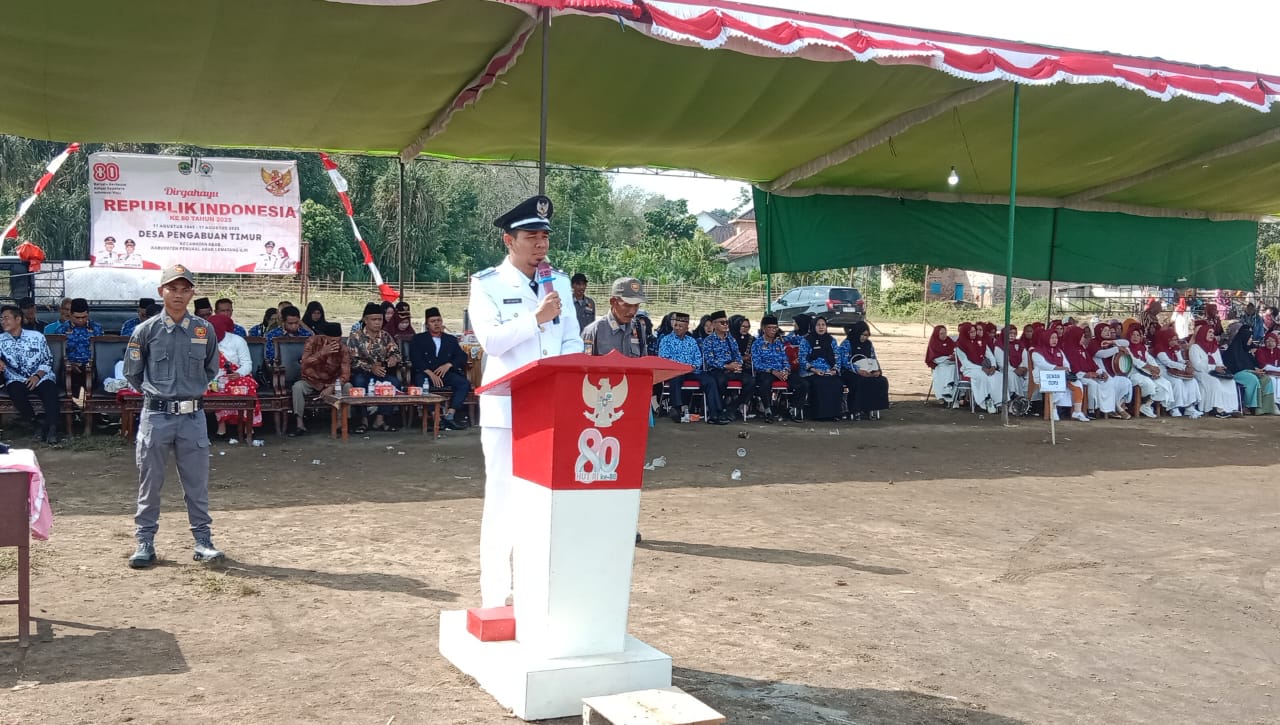 Pemdes Pengabuan Timur Bersama Masyarakat Laksanakan Upacara HUT RI Ke-80 Di Lapangan Bola kaki 