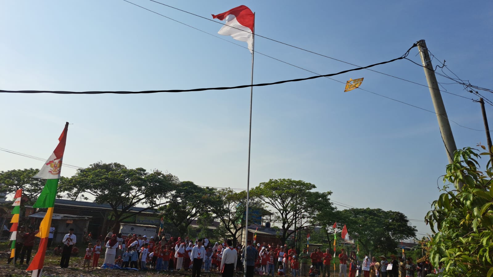Warga Perumahan Blok D BKI Sukatani Melaksanakan Upacara HUT RI ke’ 80 di Lapangan