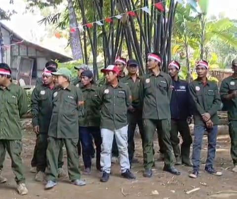 Tabur Bunga di Dua Makan Pahlawan Asli Warung Bongkok,KRKC Peringati HUT RI Ke 80 Tahun 1 Keterangan foto: Keterangan foto: Tabur Bunga di Dua Makan Pahlawan Asli Warung Bongkok,KRKC Peringati HUT RI Ke 80 Tahun