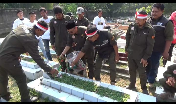 Tabur Bunga di Dua Makan Pahlawan Asli Warung Bongkok,KRKC Peringati HUT RI Ke 80 Tahun