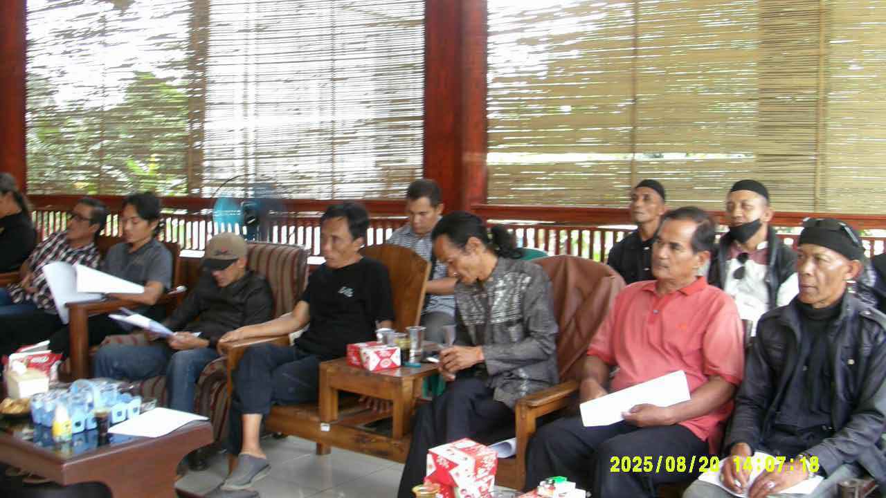 Ketua KMP: Penundaan DBHP di Purwakarta adalah Kejahatan, Bongkar Kawal dan Seret ke KPK 1 Keterangan foto: Komunitas Madani Purwakarta (KMP) bersama berbagai elemen masyarakat sipil menggelar Diskusi Panel dengan tema “Penundaan DBHP – Legalitas dan Potensi Pidana” pada Rabu, 20 Agustus 2025, bertempat di Aula Kantor KMP, Jl. Sulukuning No. 112, Mekargalih – Jatiluhur, Purwakarta.