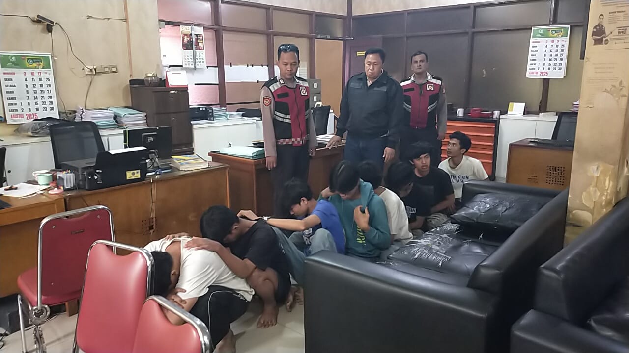 Polsek Cakung Gagalkan Tawuran, Amankan 8 Remaja dengan Jerigen Berisi Air Keras