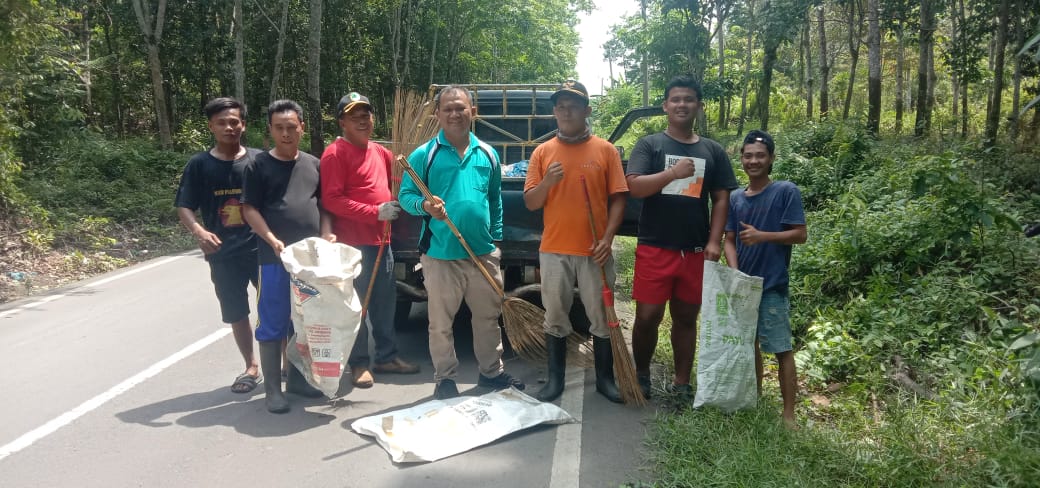 Selama Tiga Hari Berturut-turut Pemerintahan Desa Betung Selatan Menggelar Gotong Royong Selama Tiga Hari Berturut-turut Pemerintahan Desa Betung Selatan Menggelar Gotong Royong