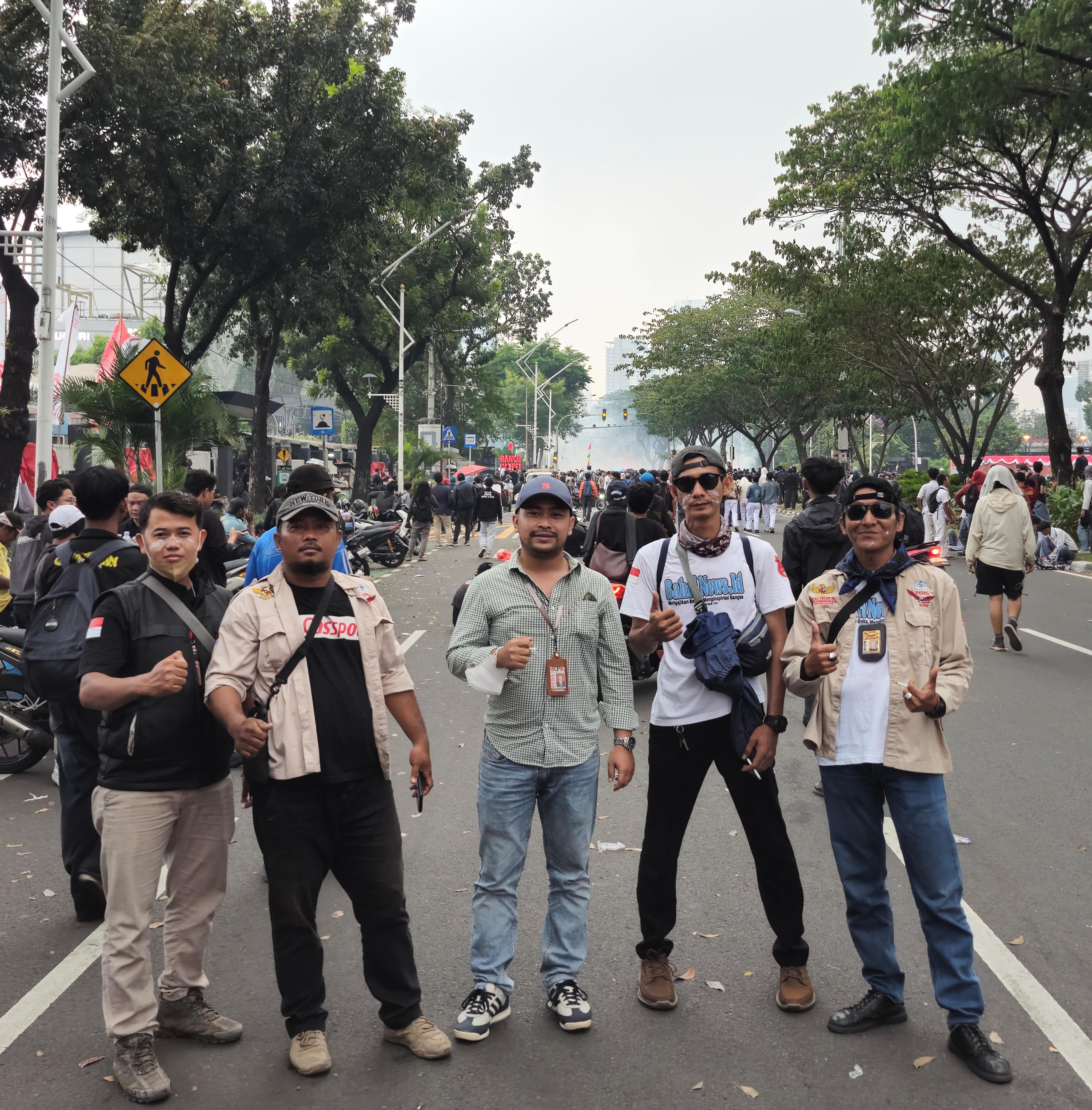 Ketua GWI DPC Kota Tangerang Pimpin Liputan Aksi Demo, Anggota Tunjukkan Kepedulian Sosial