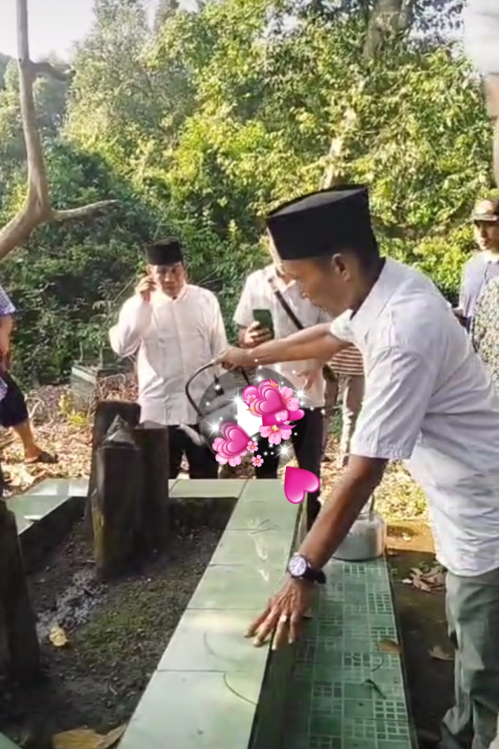 Masyarakat Desa Purun Menggelar Ziarah Ke Makam Puyang Nengkoda Dalam Rangkaian Sedekah Bedusun