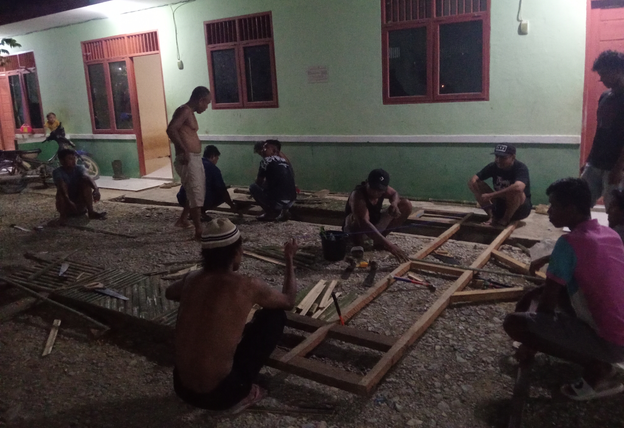 Semangat Gotong Royong Karyawan GMK di Longhos Blok F, Sambut HUT RI ke-80