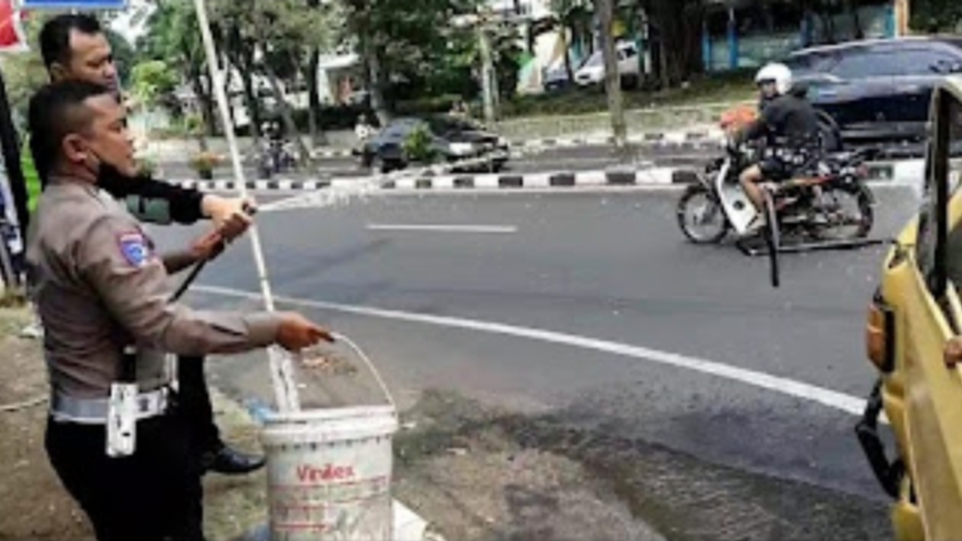 Polisi Cegah Kebakaran, Sigap Padamkan Asap dari Truk di Gresik Kota Baru