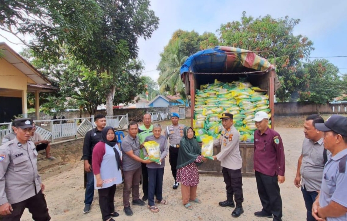 Polsek Penukal Abab Kawal Ketat Gerakan Pangan Murah: 10 Ton Beras Ludes Terjual, Masyarakat Antusias