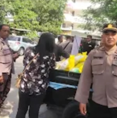 Polsek Genteng Distribusikan Beras Murah Gerakan Pangan Murah GPM
