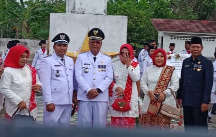 Kepala Desa Betung Barat Menghadiri Upacara Pengibaran Bendera Merah Putih di Lapangan Kantor Camat Kecamatan Abab