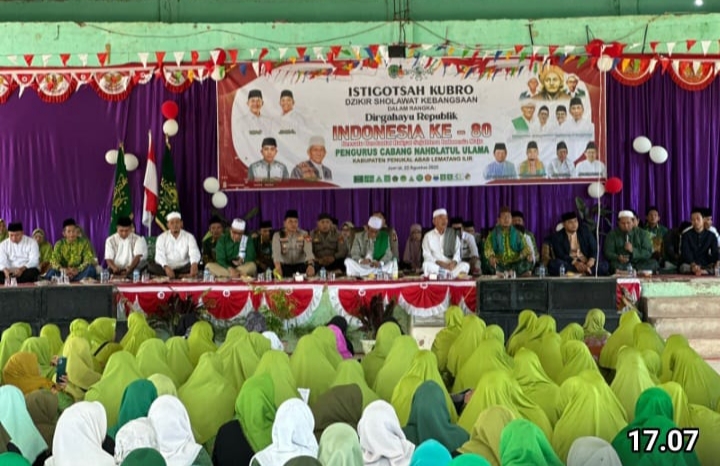 Ribuan Masyarakat Desa Simpang Tais Padati Gedung Serbaguna Melaksanakan Sholawat dan Dzikir