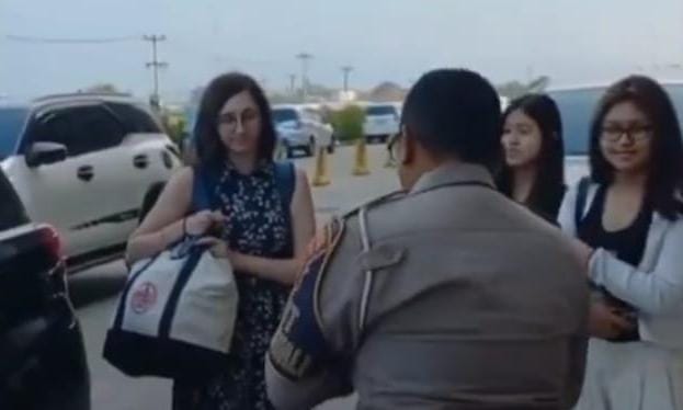 Ms Caitlin Dkk – Dikawal Polresta Tasikmalaya Untuk Kelancaran Mutu Pendidikan (Mahasiswi Amerika – Universitas)