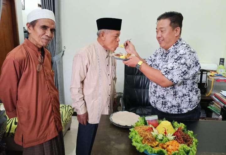 Direktur Media Online Gelar Tasyakuran, Sekaligus Potong Tumpeng Direktur Media Online Gelar Tasyakuran, Sekaligus Potong Tumpeng