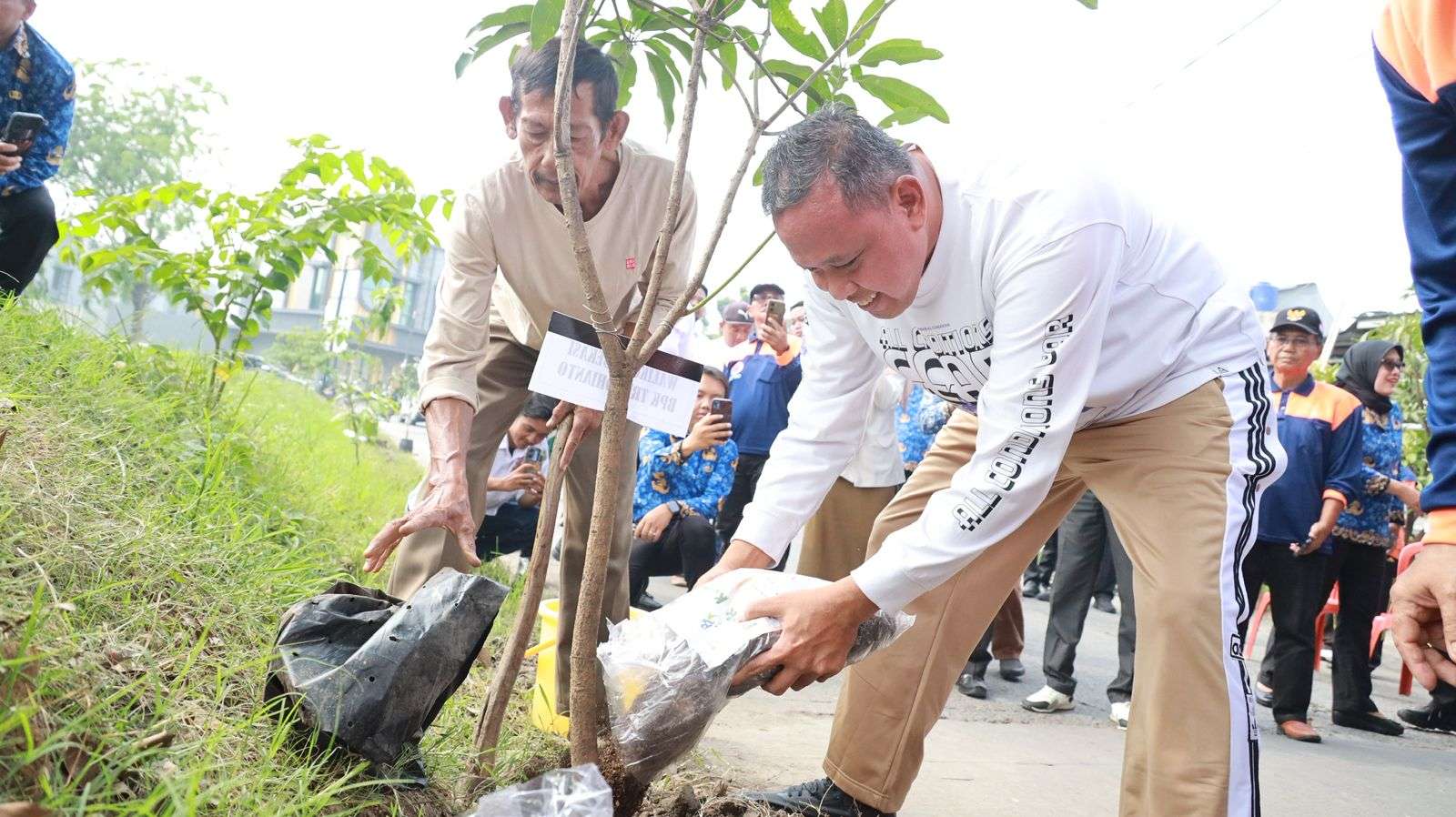 Keterangan foto: Wali Kota Bekasi, Tri Adhianto, melaksanakan kegiatan penanaman pohon dan penebaran benih ikan di Danau VIP, Villa Indah Permai, Kelurahan Teluk Pucung, Kecamatan Bekasi Utara, pada Rabu (17/9/2025).