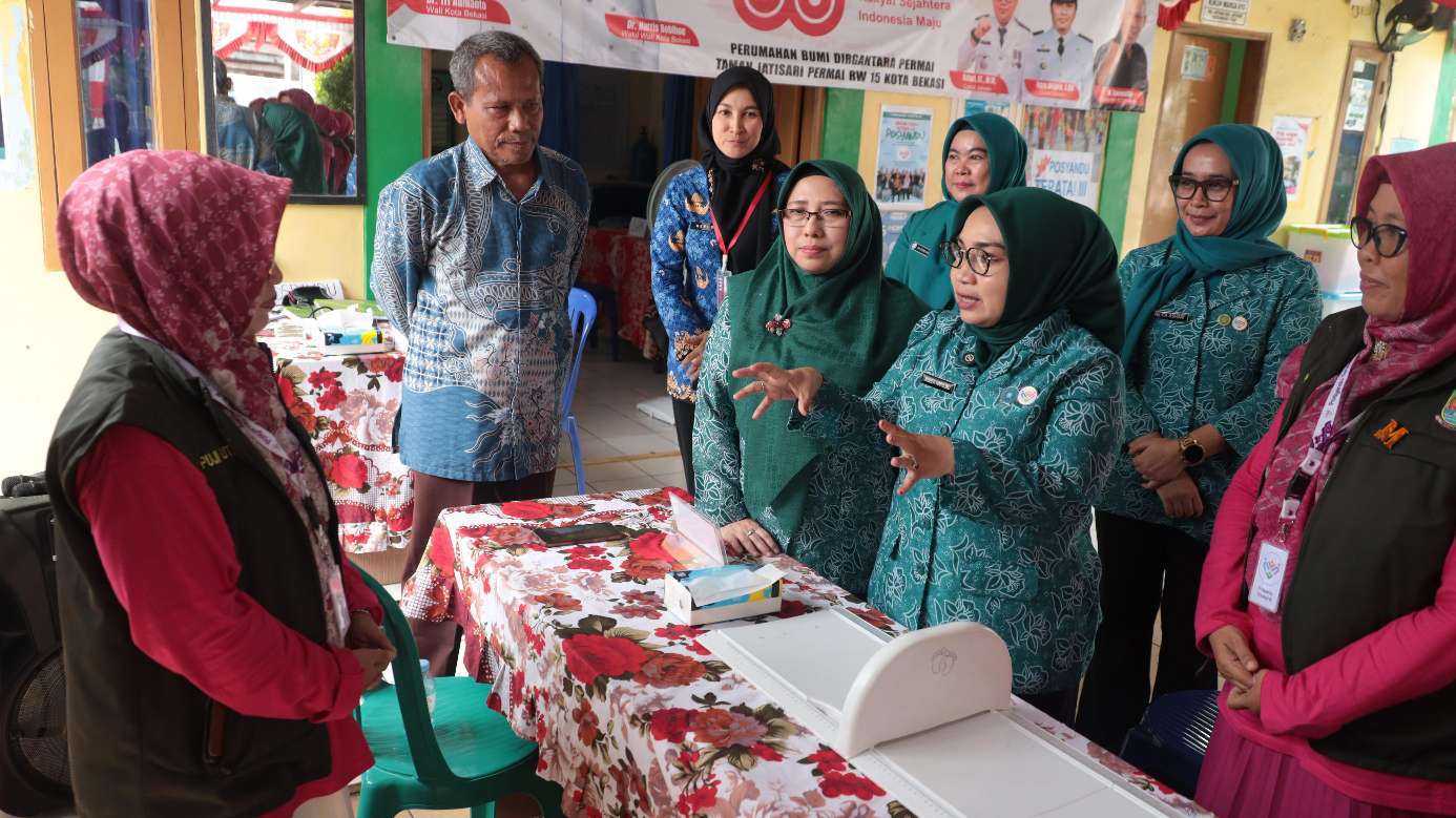 Keterangan foto: Ketua TP PKK Kota Bekasi, Ibu Wiwiek Hargono Tri Adhianto bersama Sekretaris TP PKK Kota Bekasi, Wuri Handayani, melaksanakan monitoring penilaian lapangan pada lokasi kedua dalam rangka Anugerah Gapura Sri Baduga. Kegiatan ini berlangsung di kawasan Taman Pojok Reduce, Reuse, Recycle (3R) RW 09, Kelurahan Jatisari (Rabu 17/08/2025)