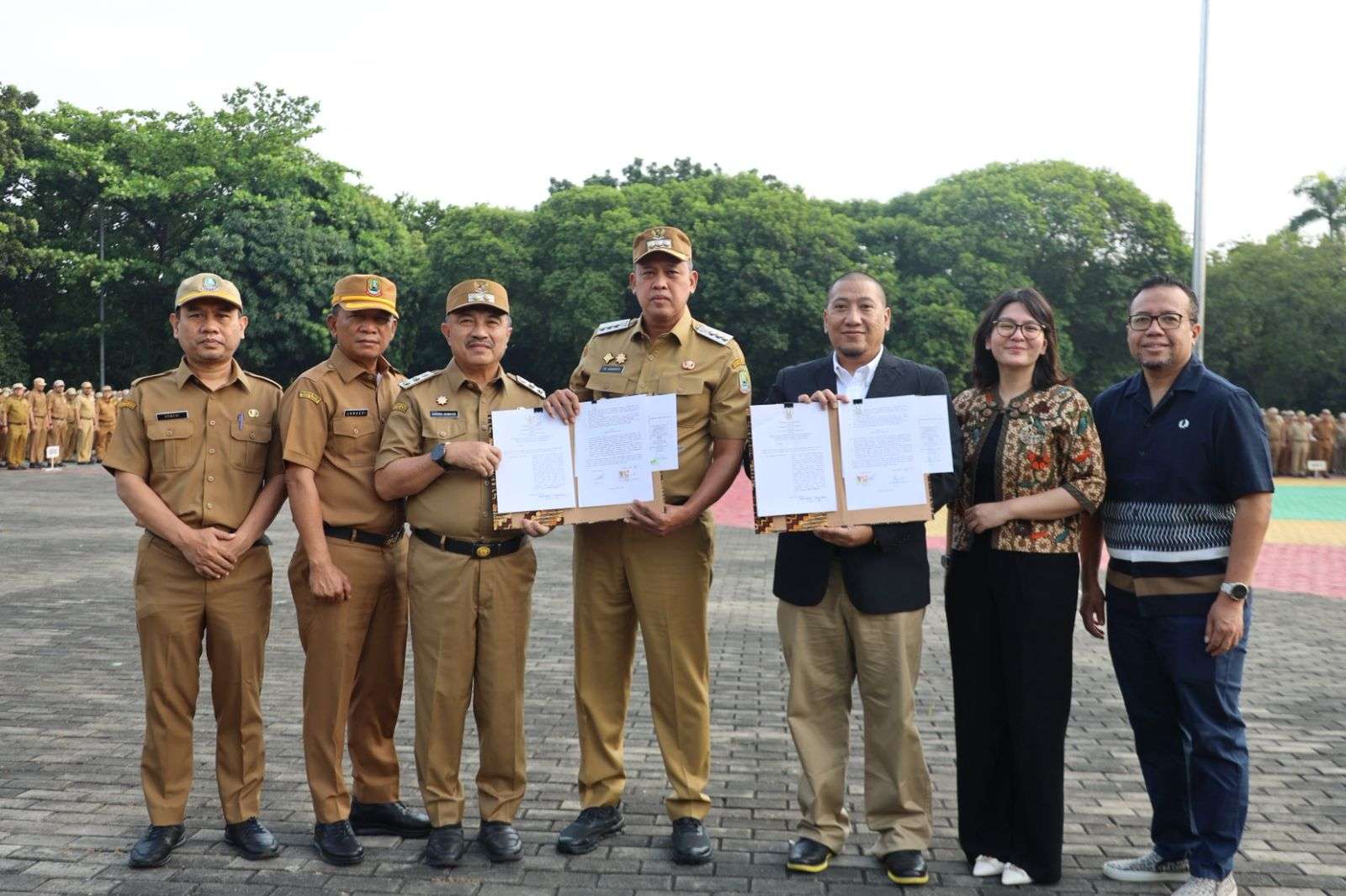 Keterangan foto: Pemerintah Kota Bekasi resmi menjalin kerja sama dengan PT. Garuda Gemah Nusantara dalam rangka perencanaan, pembangunan, dan pengembangan kawasan Stadion Patriot Candrabaga. Penandatanganan kesepakatan ini dilakukan dalam apel pagi yang dipimpin langsung Wali Kota Bekasi, Tri Adhianto, Senin (15/9).