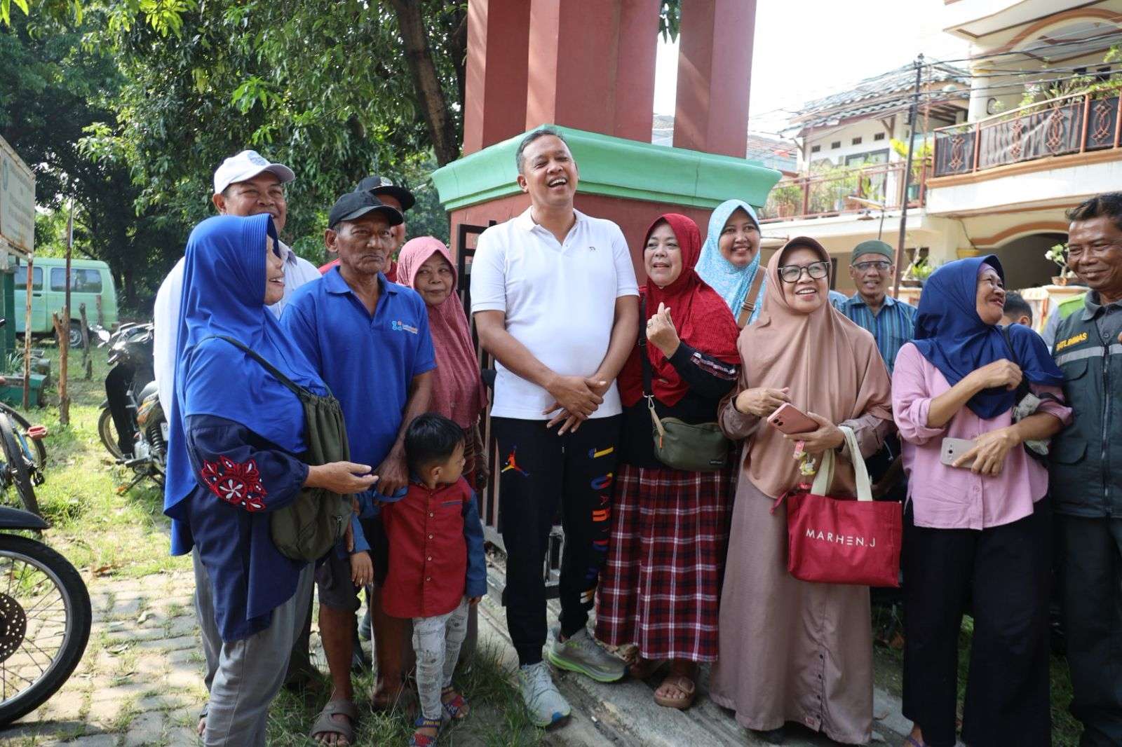 Keterangan foto: Tri Adhianto Wali Kota Bekasi bersama warga penerima manfaat (Rabu 16/08/2025)