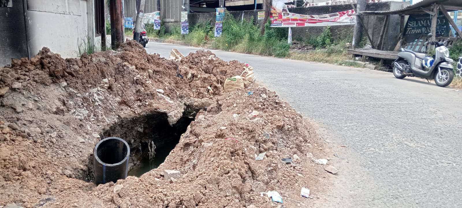 Bahaya,!! Tanpa Garis Pembatas Proyek Galian PDAM Puluhan Milyar Asal-Asalan