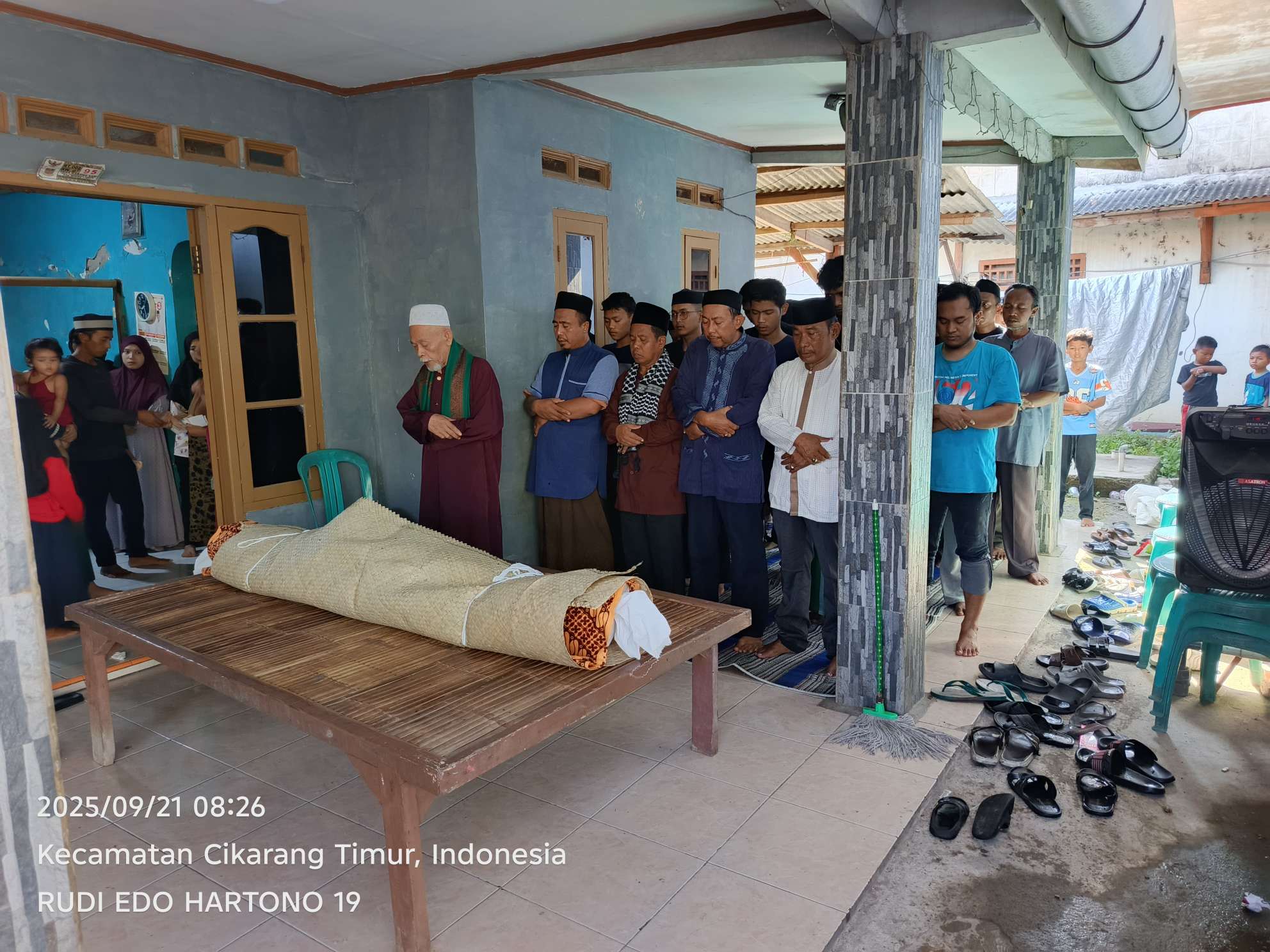 kades Karangsari H.Bao Umbara Mendatangi Warga nya yang Meninggal Dunia Minggu Pagi