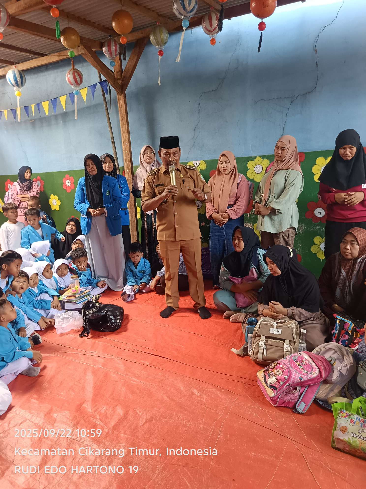 Kades Karangsari H.Bqo Umbara Bersosialisasi Mendatangi (PAUD) Karena Kepedulian nya Terhadap anak-anak Usia Dini