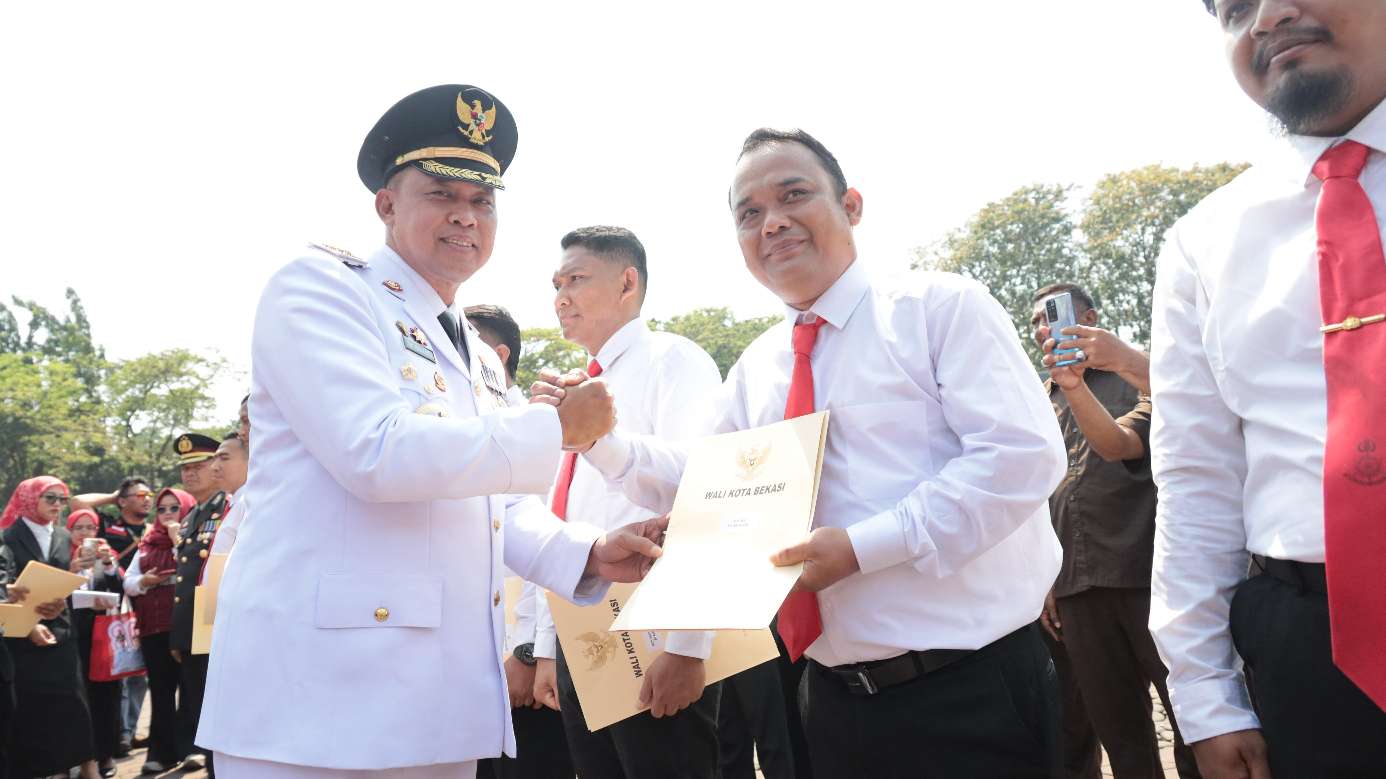 Walikota Bekasi Bersama Ribuan Warga Susuri Jejak Sejarah di Kota Bekasi Berjalan Kaki Walikota Bekasi Bersama Ribuan Warga Susuri Jejak Sejarah di Kota Bekasi Berjalan Kaki