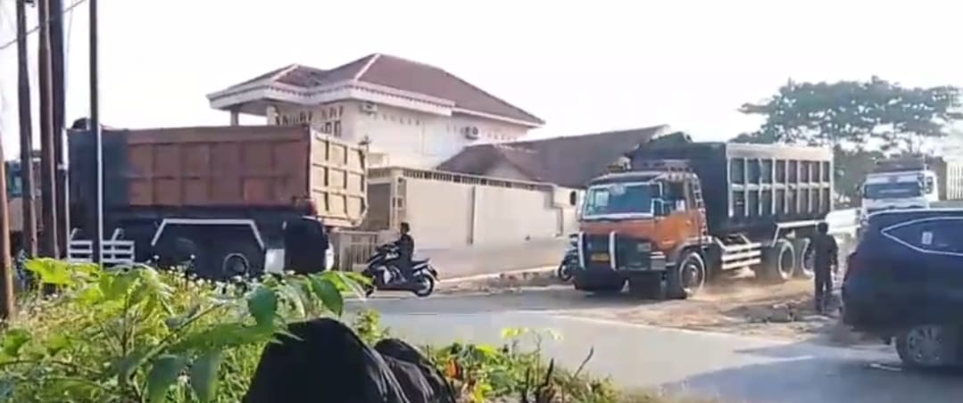 Rawan Kecelakaan, Mobil Proyek Pengangkut Tanah Beroperasi pada Jam Sibuk di Jalan Serengseng  Sukatani