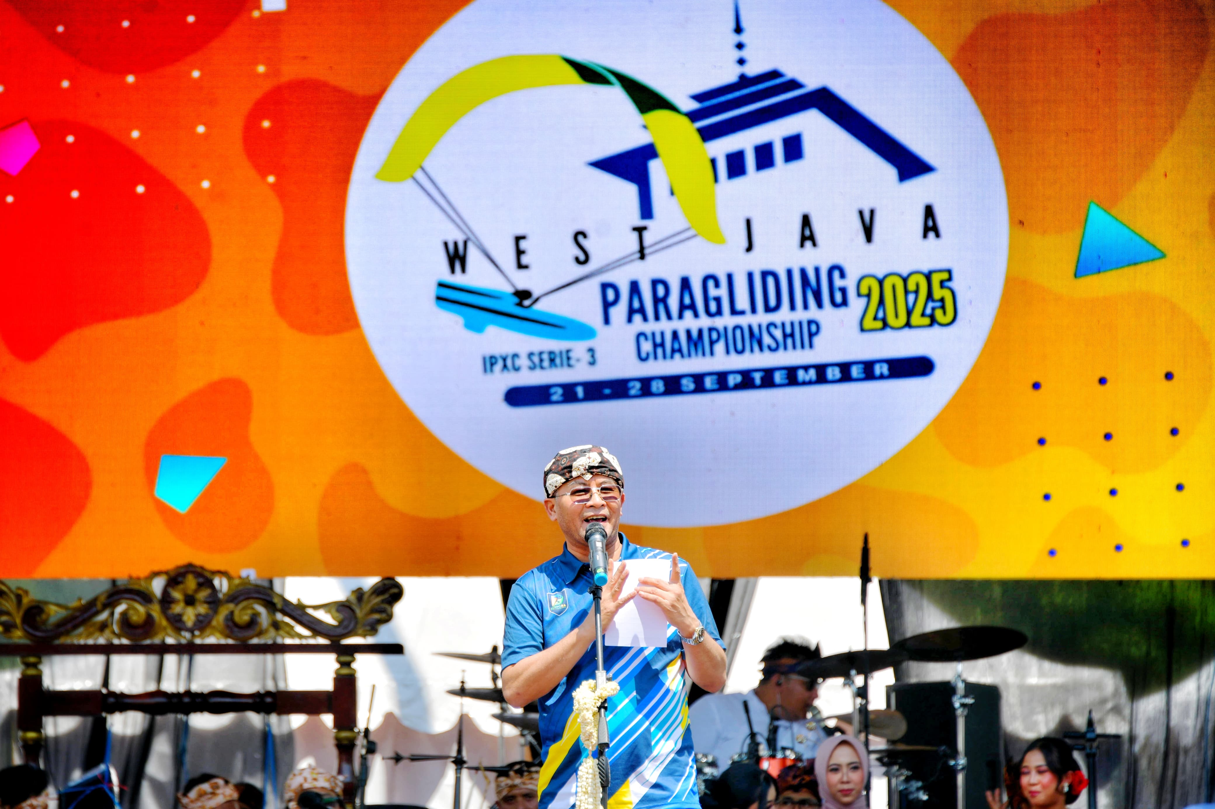 Ratusan Atlet Paragliding Dunia Adu Kepiawaian di Langit Sumedang