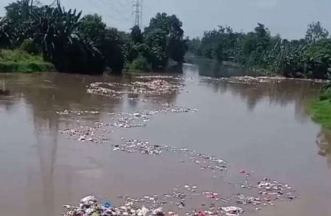 Kijaga Kali Jadi Berubah Jalur Distribusi Akibat Tumpukan Sampah Yang Padati kali CBL