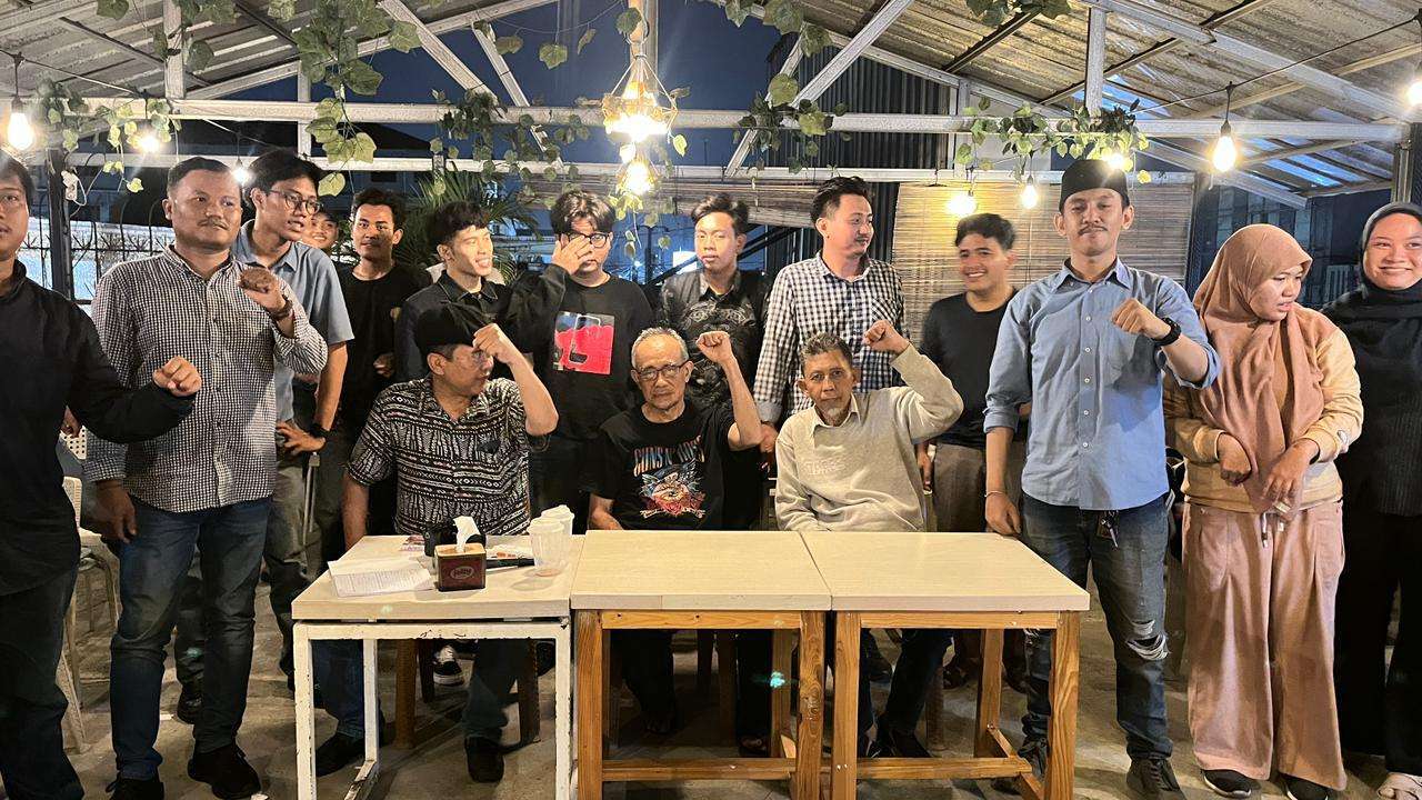Keterangan foto: Kalangan pemuda dan mahasiswa di Bekasi menggelar acara diskusi yang menyoroti satu tahun kepemimpinan Presiden Prabowo Subianto dan Wakil Presiden Gibran Rakabuming Raka. Diskusi Kebangsaan bertajuk "Refleksi 1 Tahun Pemerintahan Prabowo Gibran" ini diadakan di Kopi Peneleh, Bekasi, pada 16 Oktober 2025.