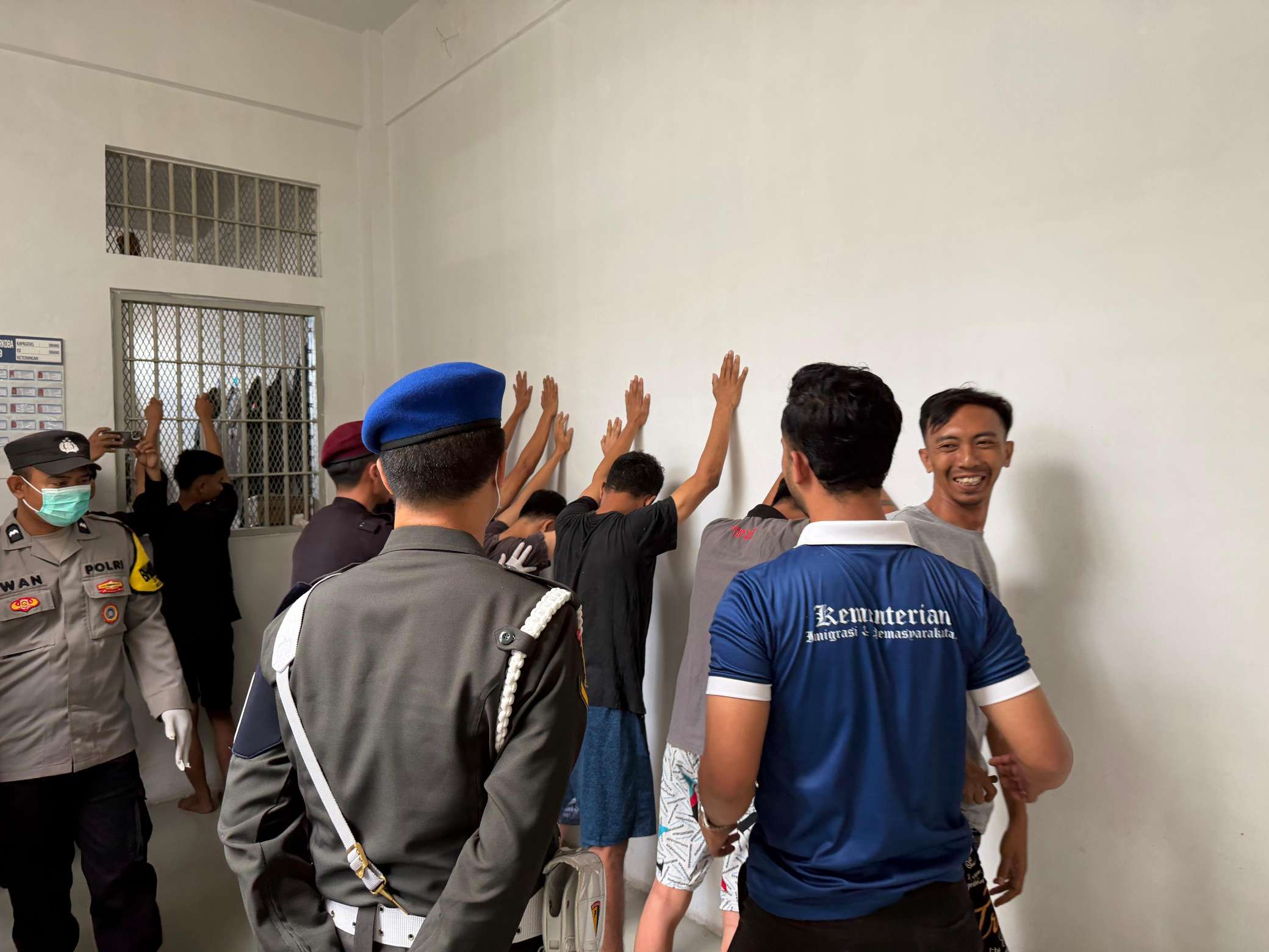Lapas Kelas II B Cianjur Bersama APH Laksanakan Razia Gabungan dan Tes Urine pada Warga Binaan