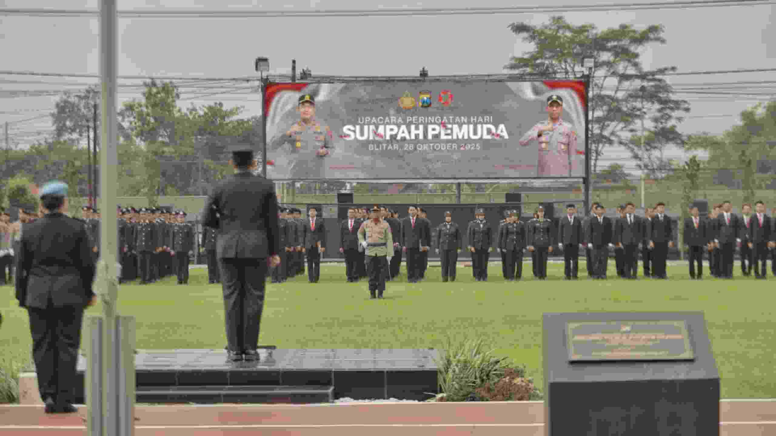 Momentum Hari Sumpah Pemuda: Kapolres Blitar Beri Penghargaan pada Personel Polri yang Berprestasi dan Masyarakat yang Membantu Tugas Kepolisian