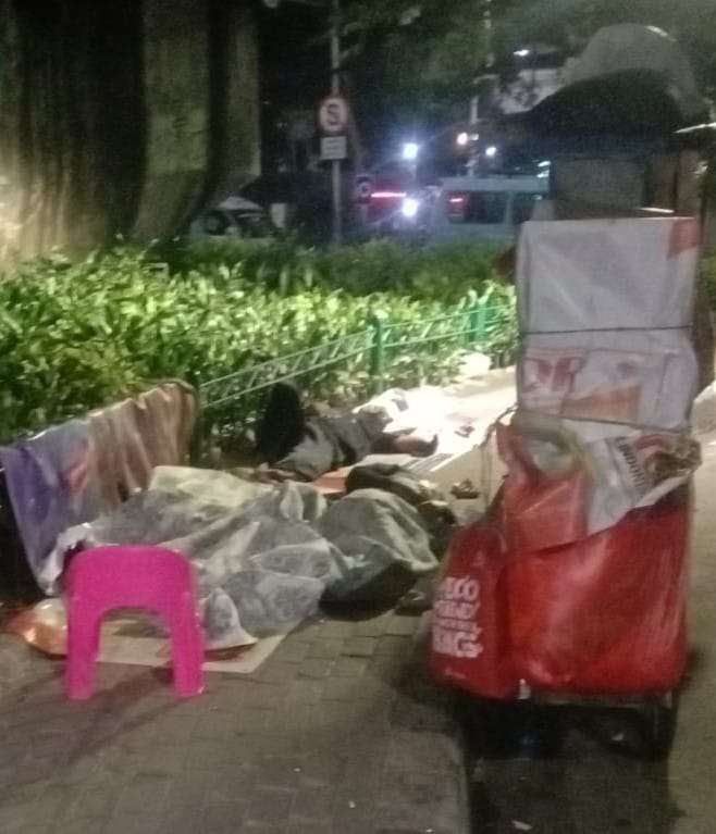Malam Hari Bawah Kolong Flyover Plaza Kalibata Dijadikan Tempat Tidur Pedagang Kaki Lima