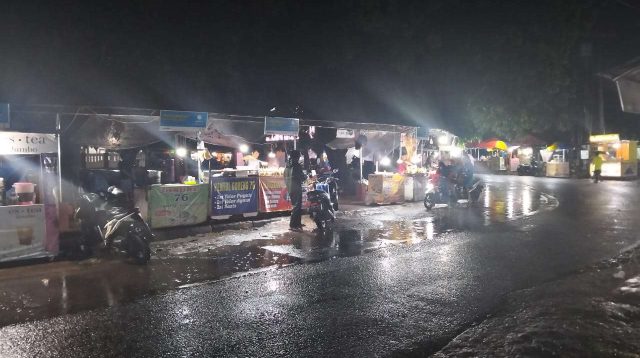 Disulap Jadi Pasar, Trotoar Alun- Alun Jonggol Dikuasai PKL Pemerintah Tutup Mata?