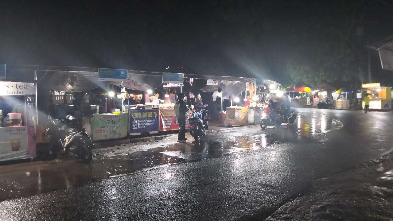 Disulap Jadi Pasar, Trotoar Alun- Alun Jonggol Dikuasai PKL Pemerintah Tutup Mata?