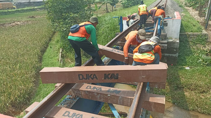 KAI Daop 2 Bandung Ganti Bantalan Rel dengan Bantalan Sintetis untuk Dukung Keberlanjutan Lingkungan